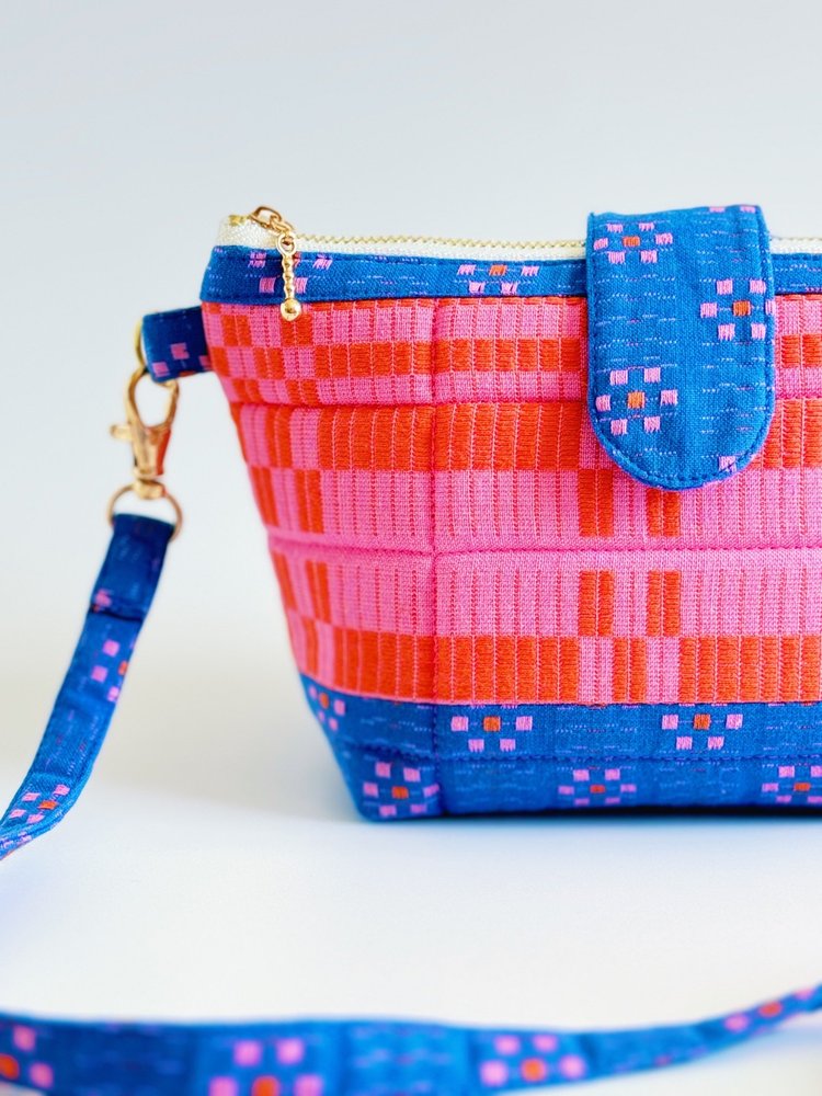 Crossbody purse with a zipper and magnetic closure — Zakka